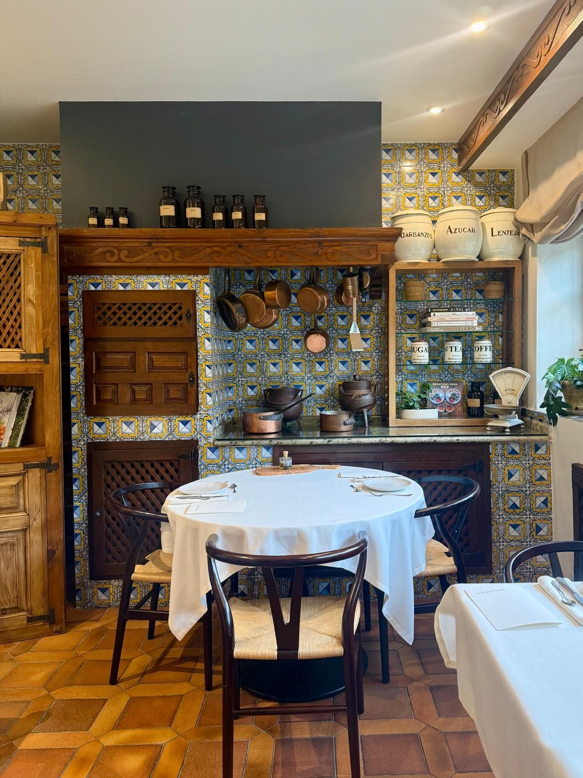 La cocina antigua de la casa es ahora el rincón donde se sirve el desayuno