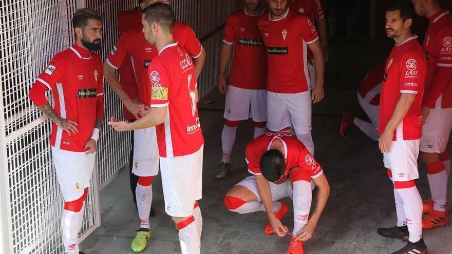 Los jugadores del Murcia, el domingo antes de saltar al campo para medirse al Melilla.