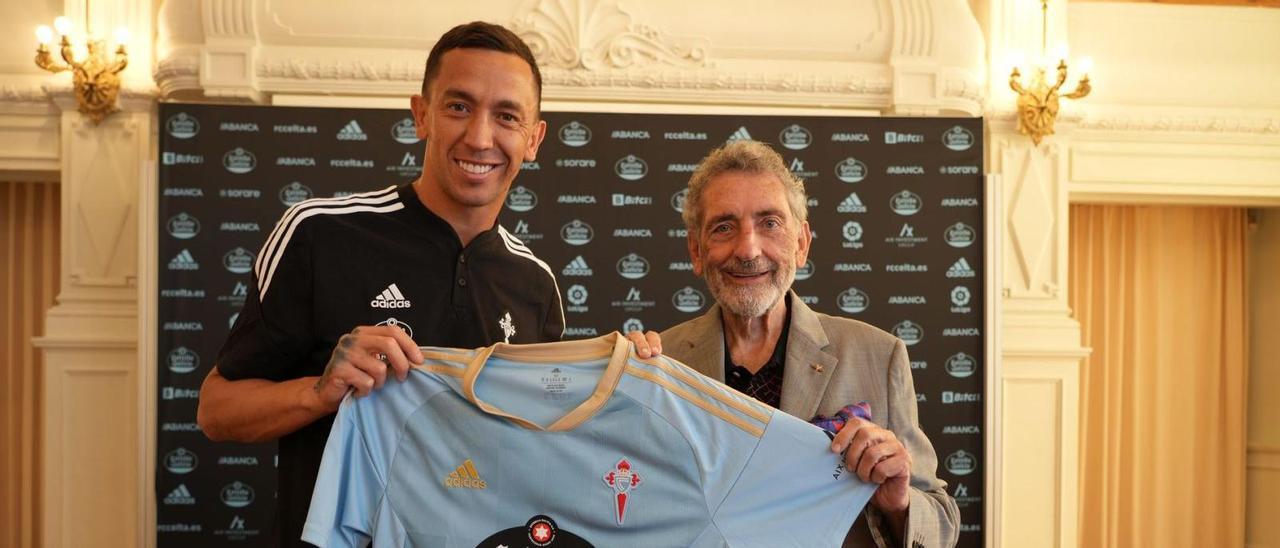 Marchesín y Mouriño posan tras la firma de su contrato por el Celta. |  // RC CELTA