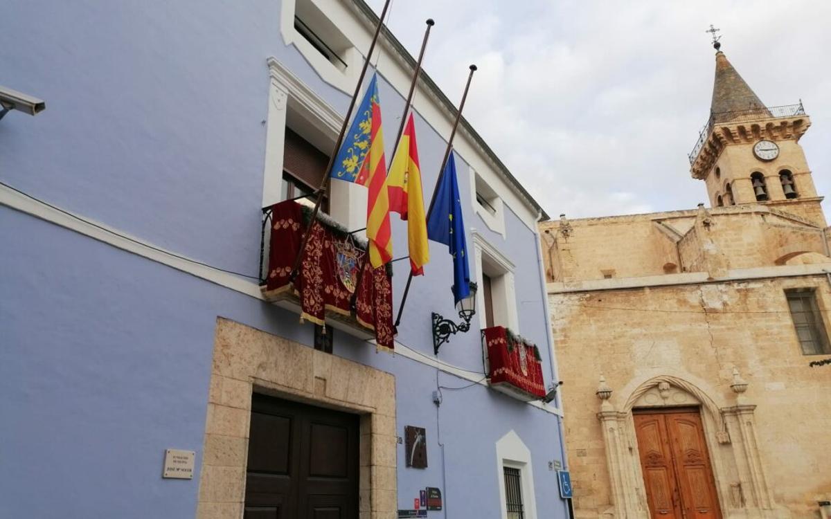 Las banderas del Ayuntamiento de Villena ondeando a media hasta, en una imagen de archivo.