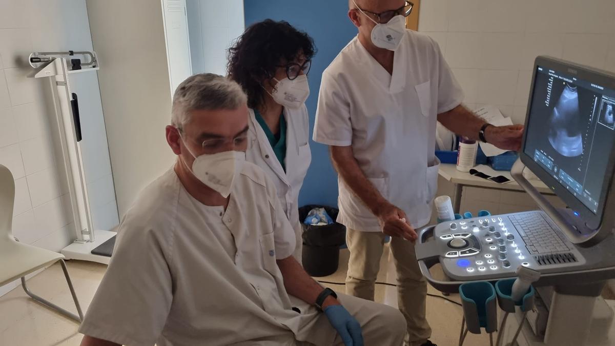 Tres médicos de familia formándose en el uso de un ecógrafo en un centro de salud de Mallorca.