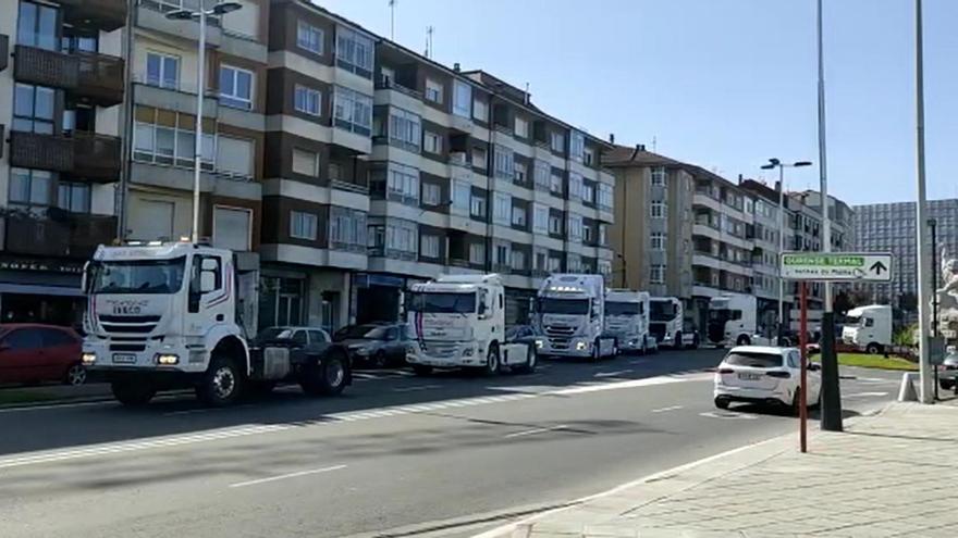 Caravana de protesta de transportistas por el centro de Ourense