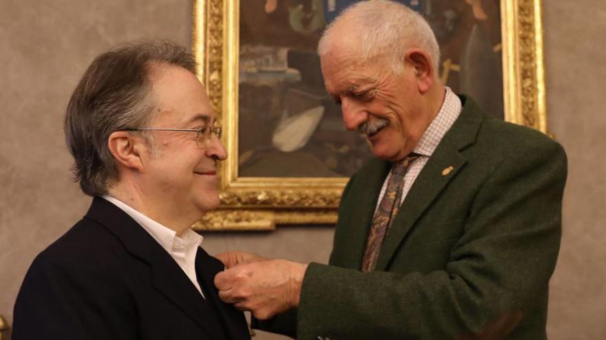 Luis Feás, a la izquierda, y Ramón Rodríguez, director del RIDEA, durante el acto de ingreso del primero en la institución.