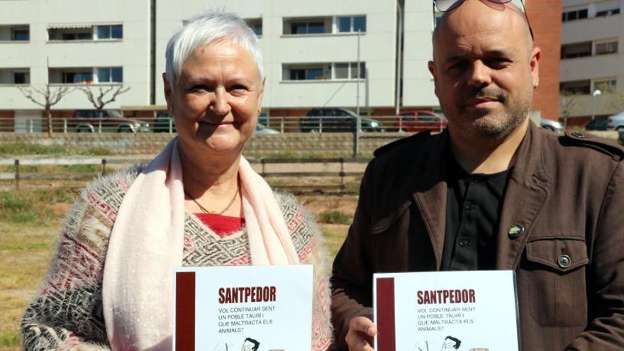 Els animalistes Rosa Luján i David Serramitjana, amb un cartell en contra de la festa de les vaquetes