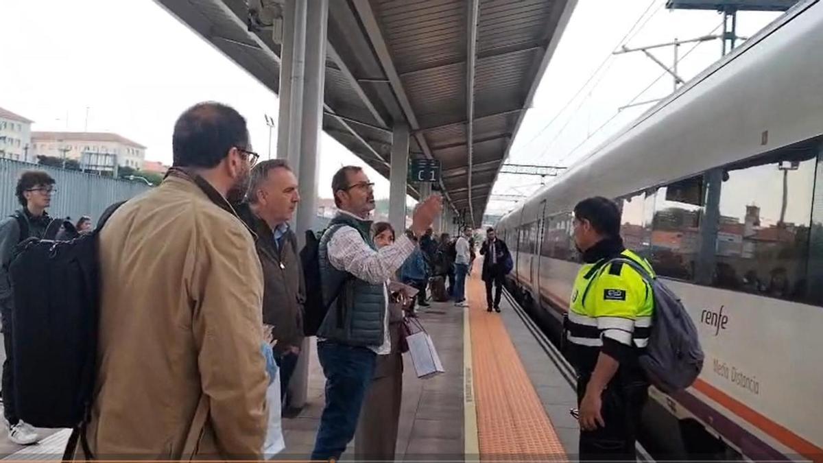 Cuatro horas de viaje en tren de A Coruña a Vigo por problemas con el material