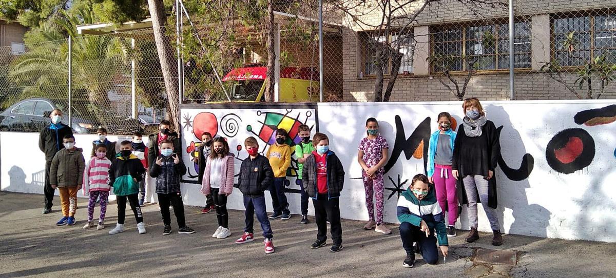 Xiquets i xiquetes de 3r,junt amb els seusdocents. levante-emv