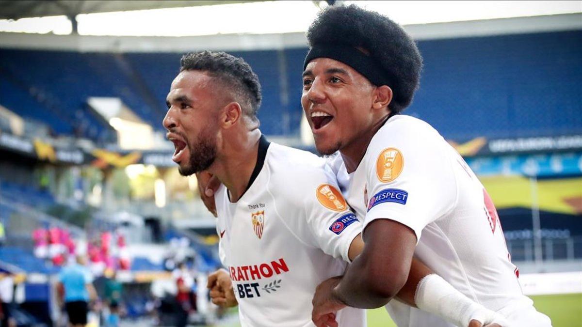 En-Nesyri y Koundé durante el partido ante la Roma en la Europa League 2019-20.