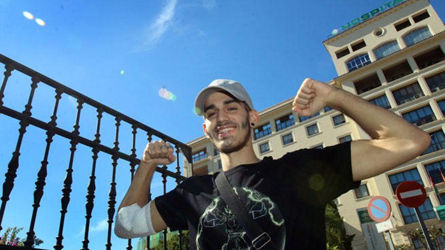 Pablo Ráez a su salida del hospital Carlos Haya de Málaga.