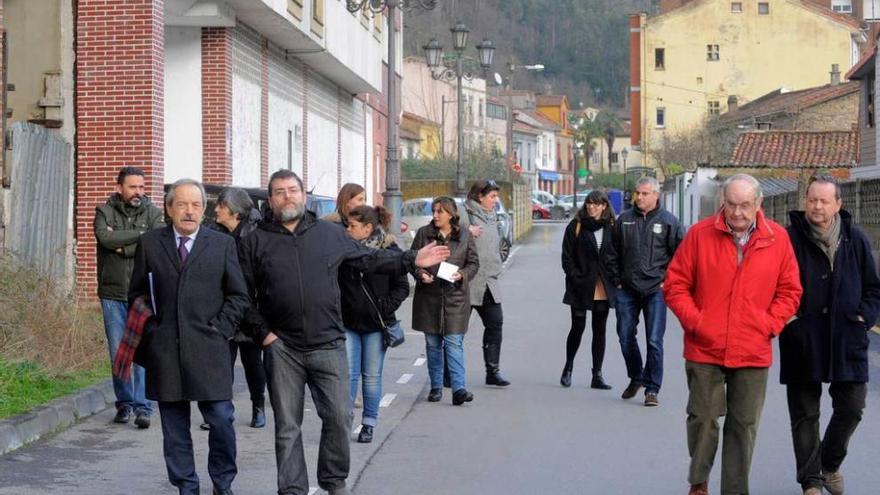 Wenceslao López, en primera fila a la izquierda, paseando por Olloniego con representantes vecinales.