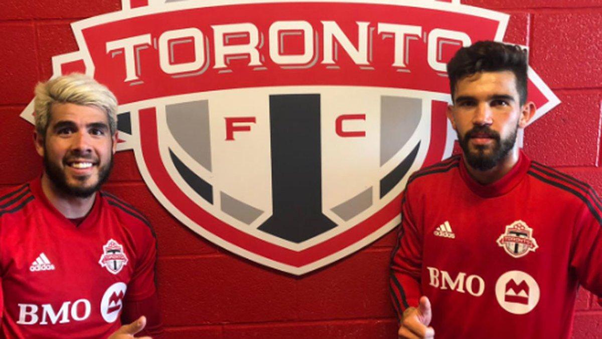 Adrià Arjona con el sevillano Alejandro Pozuelo, jugador también del Toronto