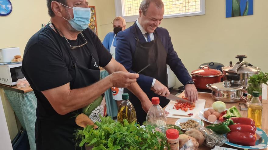 Augusto Hidalgo ejerce de cocinero en la visita a la Universidad Popular de Guanarteme