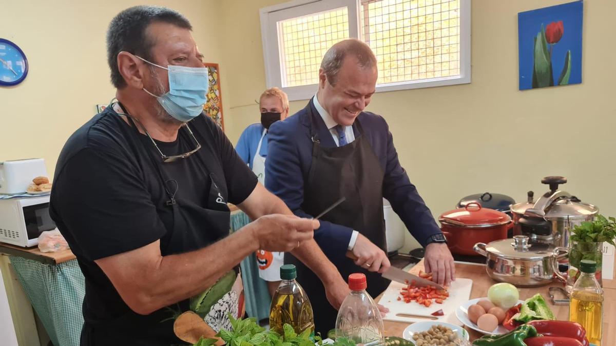 Augusto Hidalgo prepara una ropa vieja durante su visita a la Universidad Popular de Guanarteme, en Las Palmas de Gran Canaria.