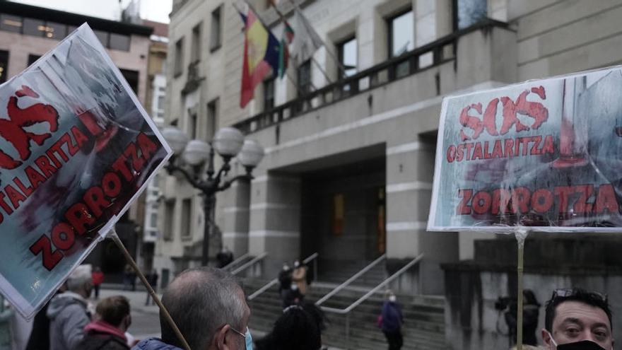 El sector hostelero de Vizcaya se concentra frente al Juzgado en Bilbao.