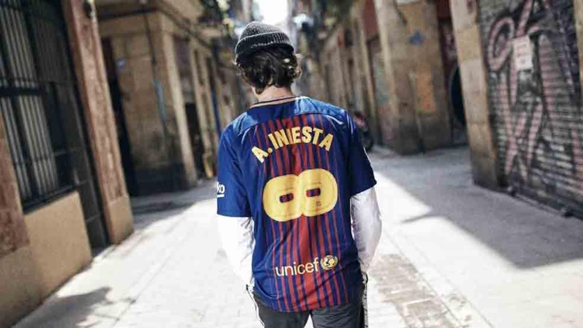 El Barcelona pone a la venta una camiseta especial de Iniesta