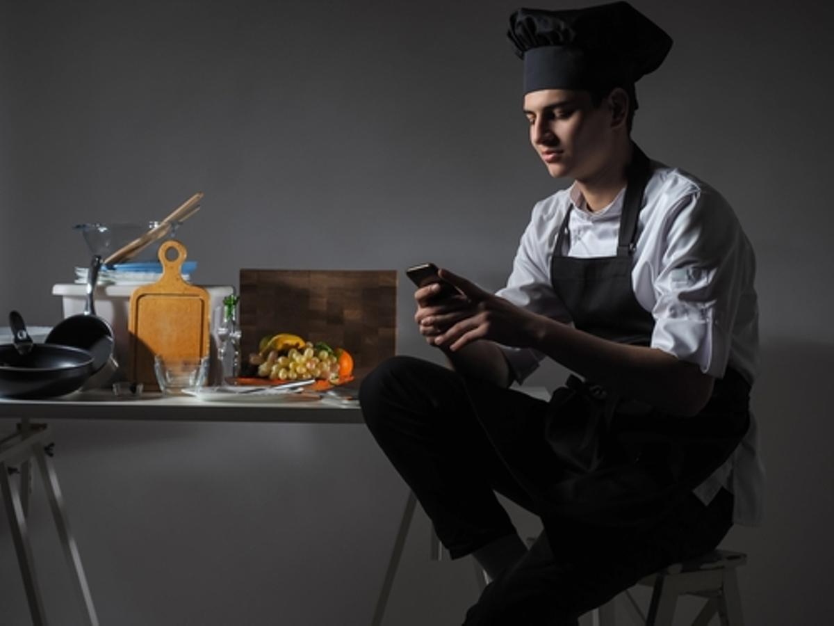 Un joven encuentra trabajo en hostelería con Buscoextra.