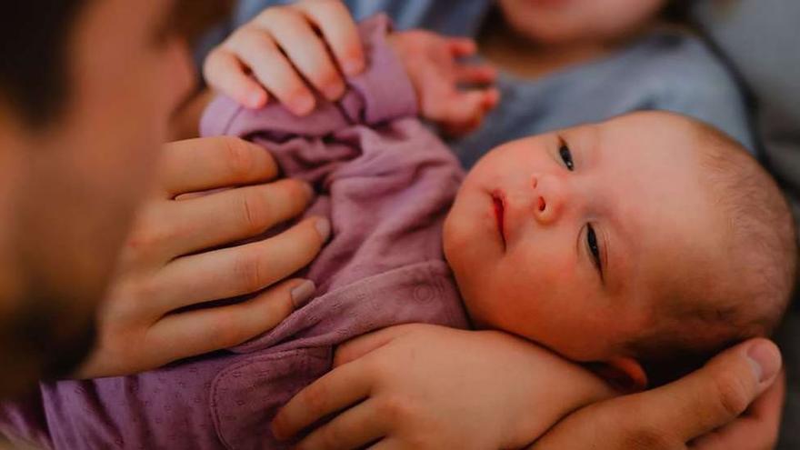 Casi medio siglo con más bebés niños que niñas en Galicia.