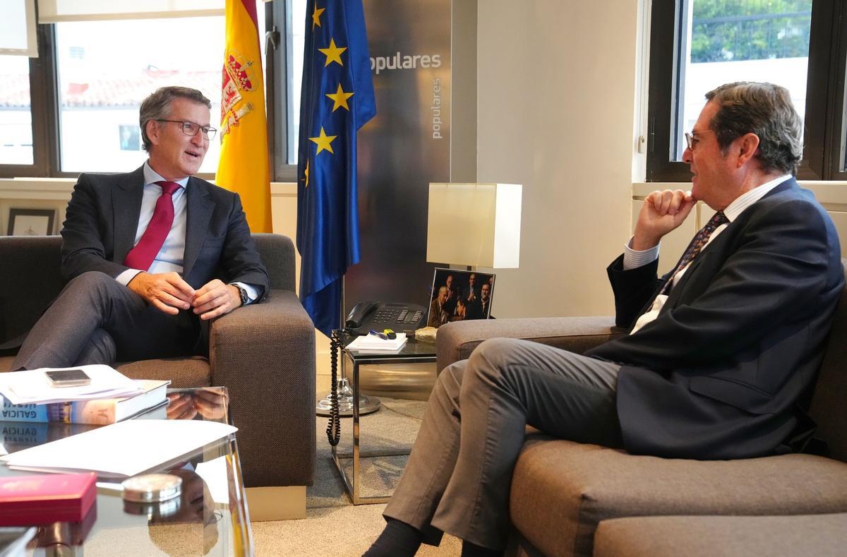 Feijóo y Garamendi, este lunes, en el despacho del líder del PP en la sede del partido en Madrid.