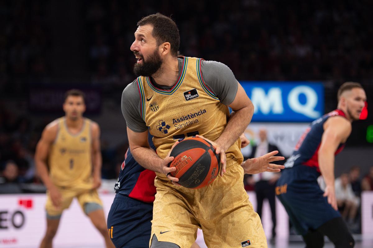Mirotic, en un momento del partido de este pasado domingo en la pista del Baskonia Mirotic, en un momento del partido de este pasado domingo en la pista del Baskonia