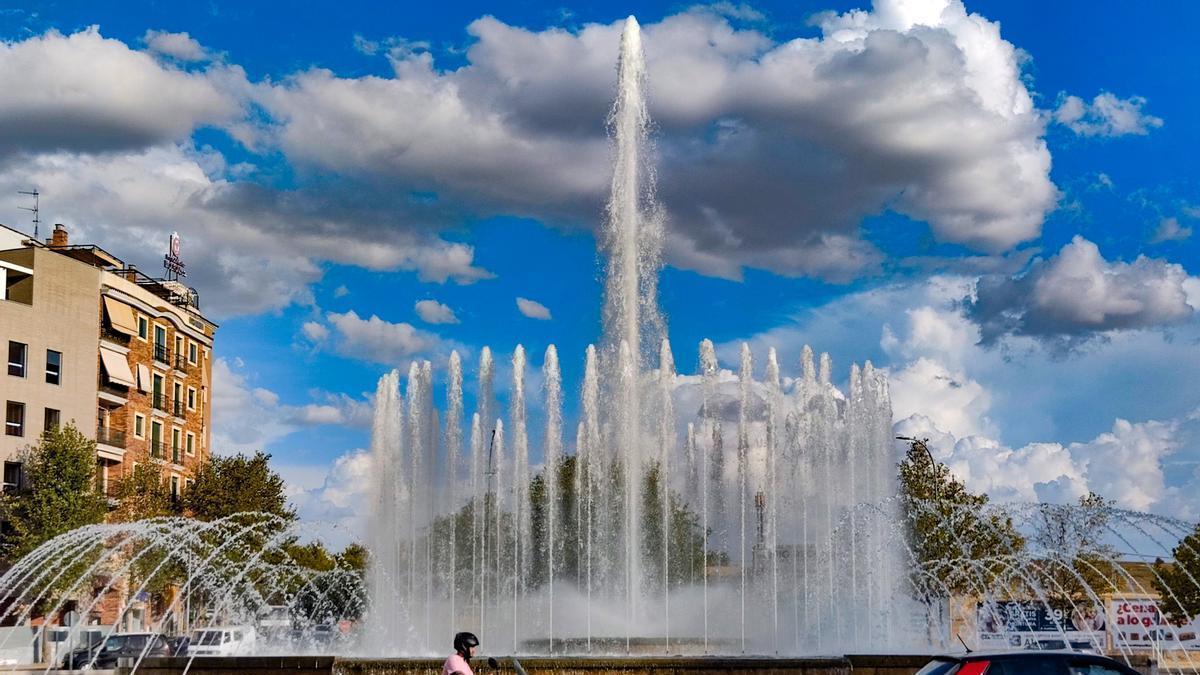 Fuente de la rotonda de Isabel de Portugal, en Valdepasillas, de nuevo en funcionamiento.