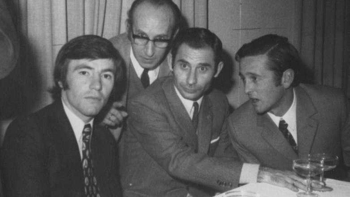Ángel Nieto sentado a la mesa junto a Valeriano Enríquez, cuando el exsenador impulsó que el pabellón zamorano llevara el nombre del piloto de motociclismo.