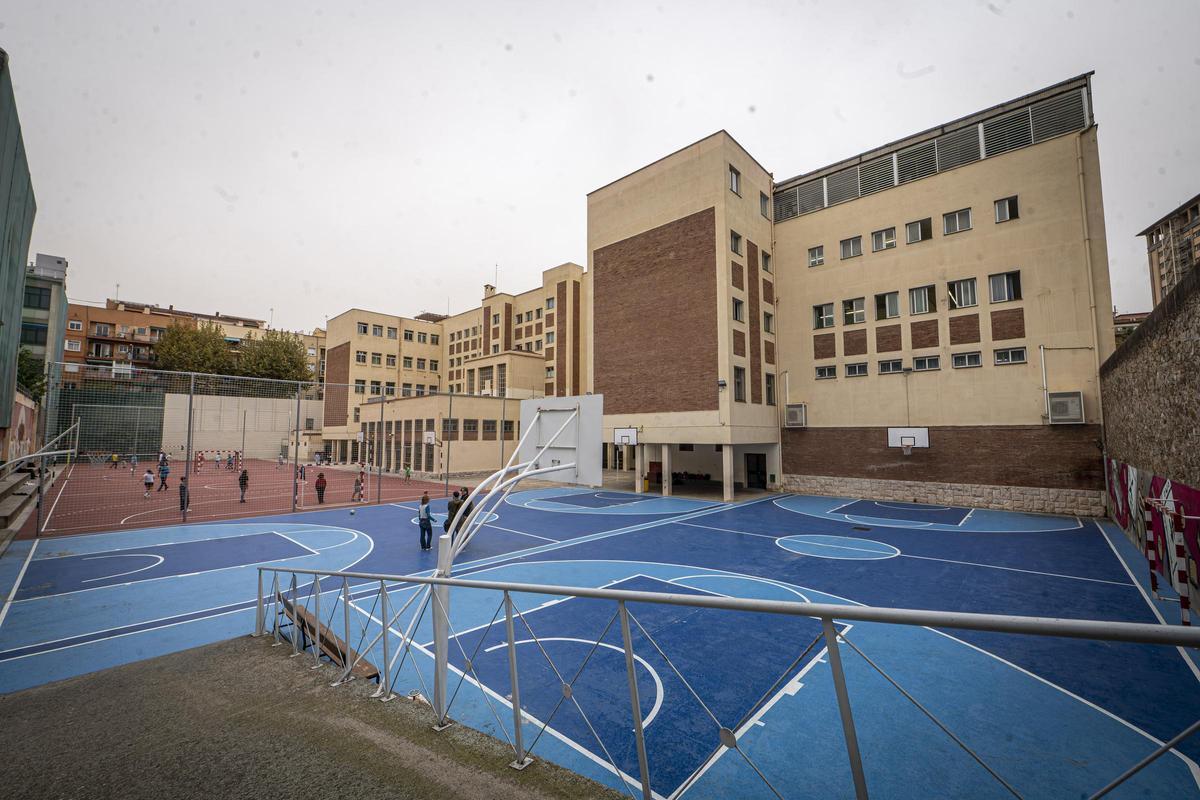 El Institut Sants, entre lo retro y lo ruinoso: crónica visual de un centro que envejece sin cuidados