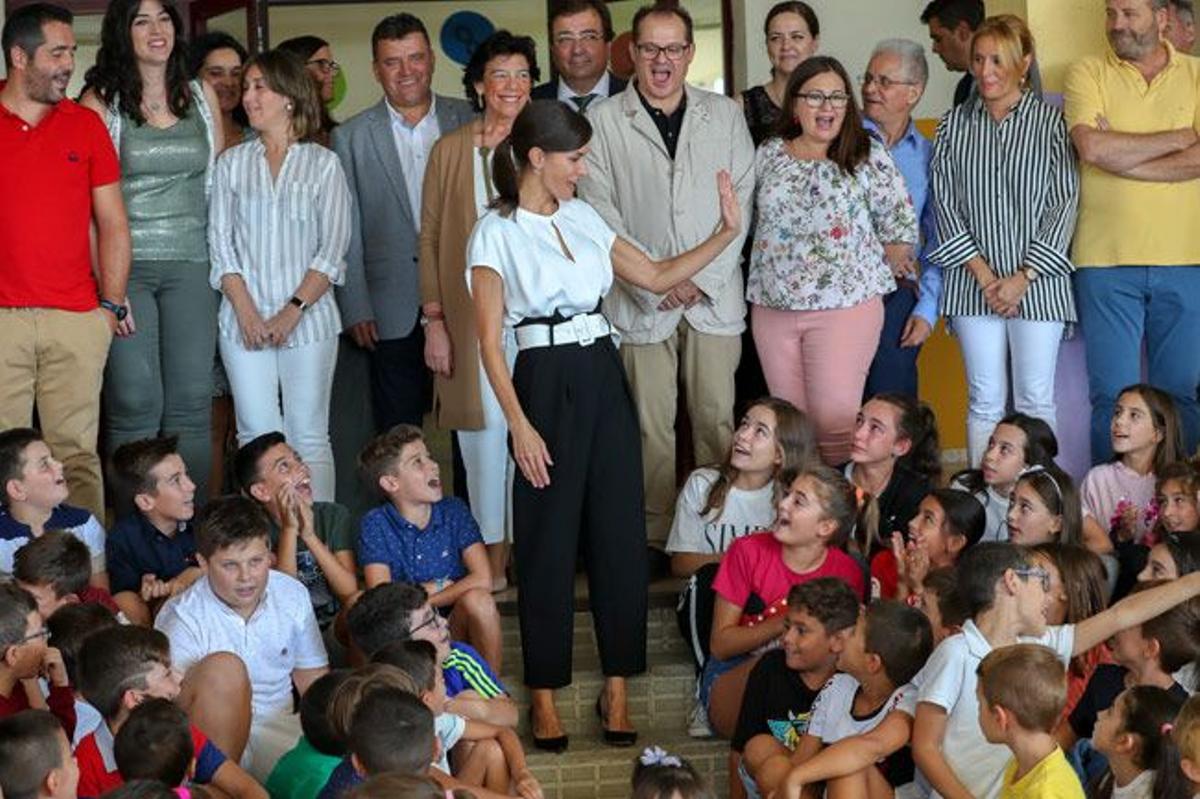 Letizia y el perfecto 'look working' para la escuela