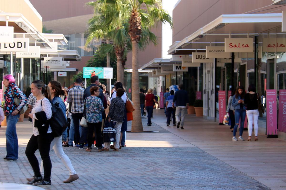 Persones passejant per l’outlet de Viladecans.  