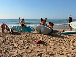 El eclipse solar dispara el alquiler de kayaks y tablas de surf en la playa de Canet