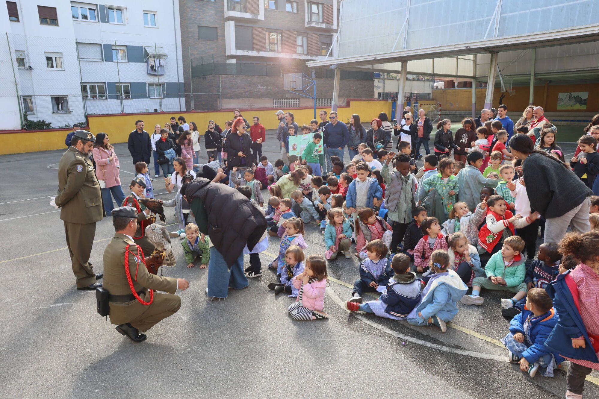 Escuelas Blancas. Acto de izado de la bandera con asistencia del delegado de Defensa y representantes de la Guardia Civil, la Policía Nacional y la Municipal, entre otros