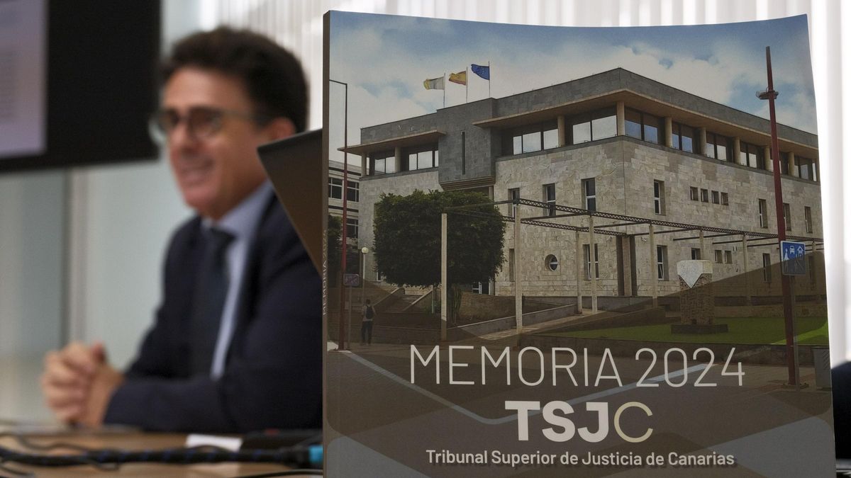 El presidente del TSJC, Juan Luis Lorenzo (i), presentó este viernes en rueda de prensa la memoria de actividad de los juzgados en 2024.