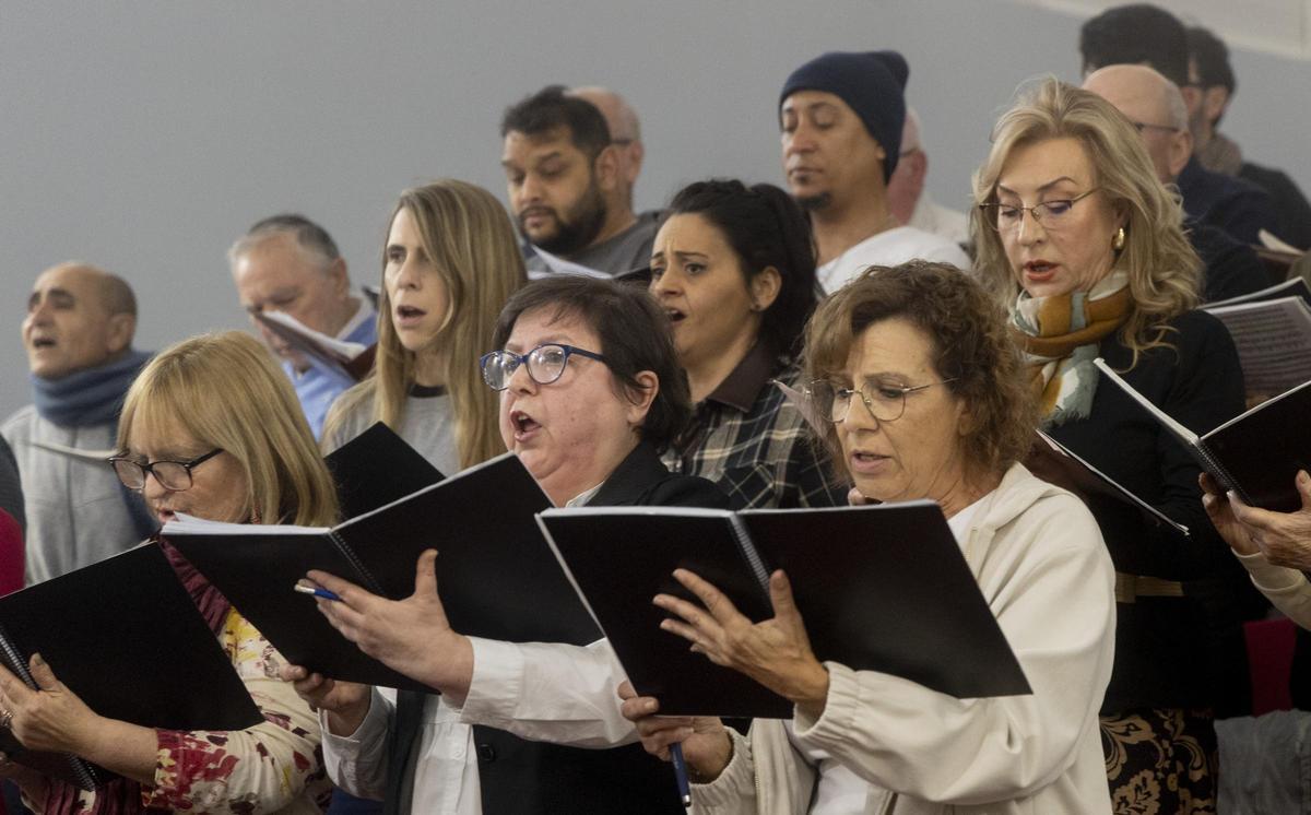 Algunas de las integrantes del conjunto vocal interpretando el "Réquiem de Mozart"