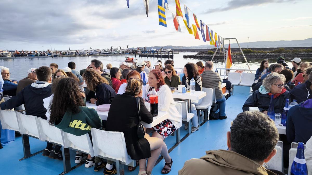 Participantes en la peregrinación marítimo-fluvial.