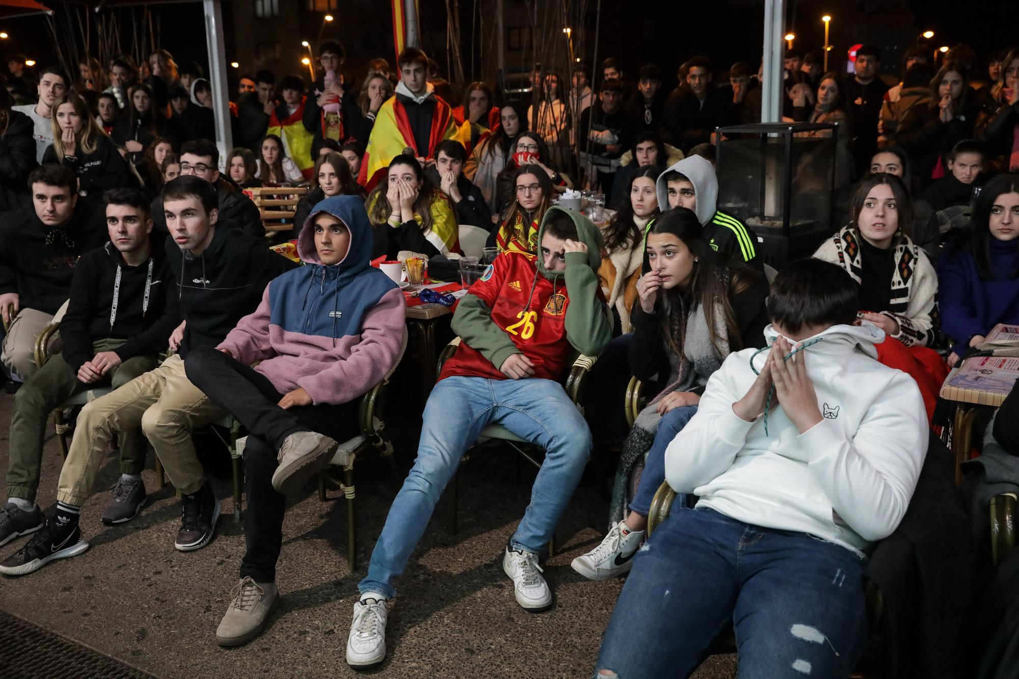 En imágenes: así se vivió en Gijón la eliminación de España