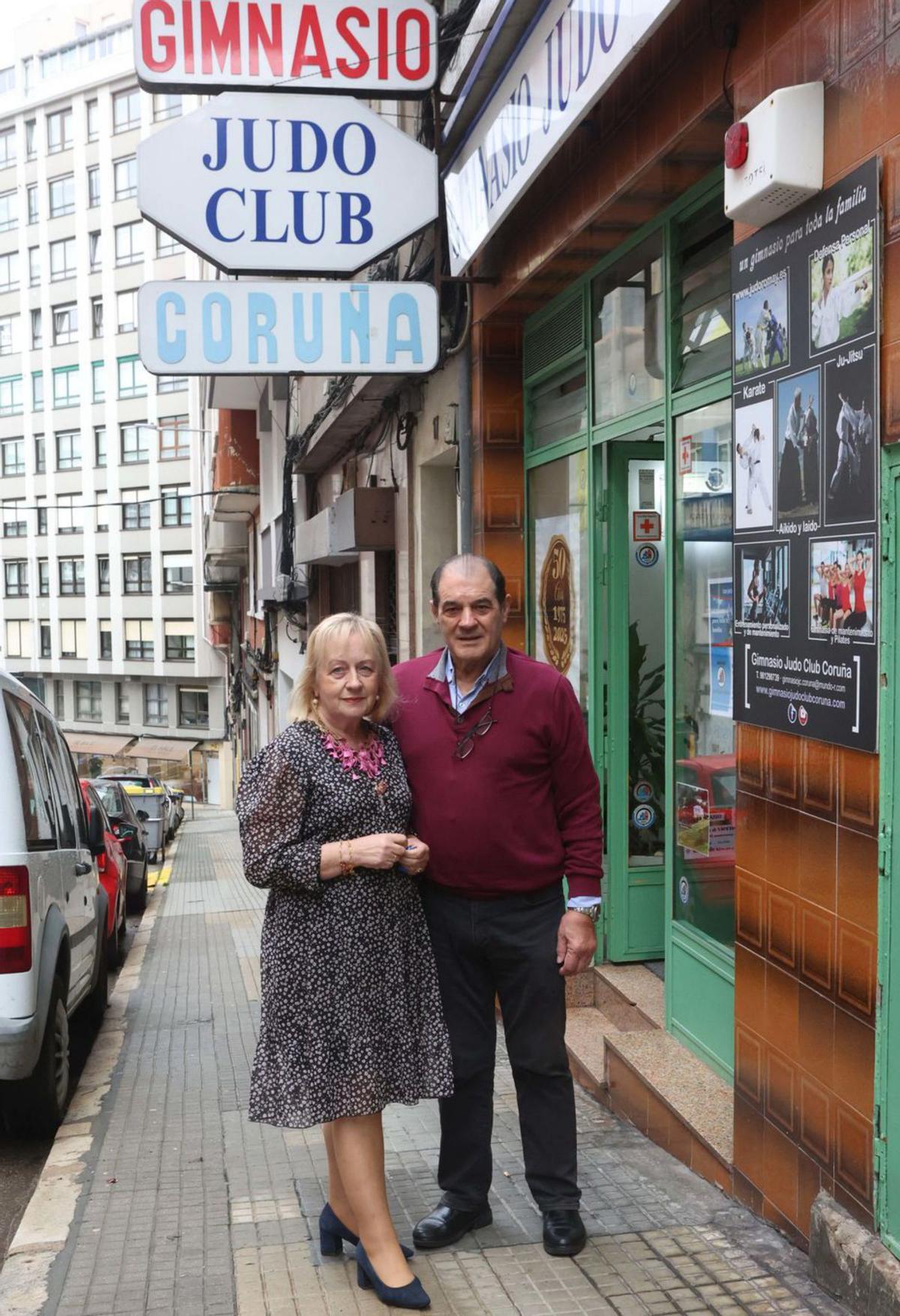 Los gerentes, en la entrada del gimnasio. |  Iago López