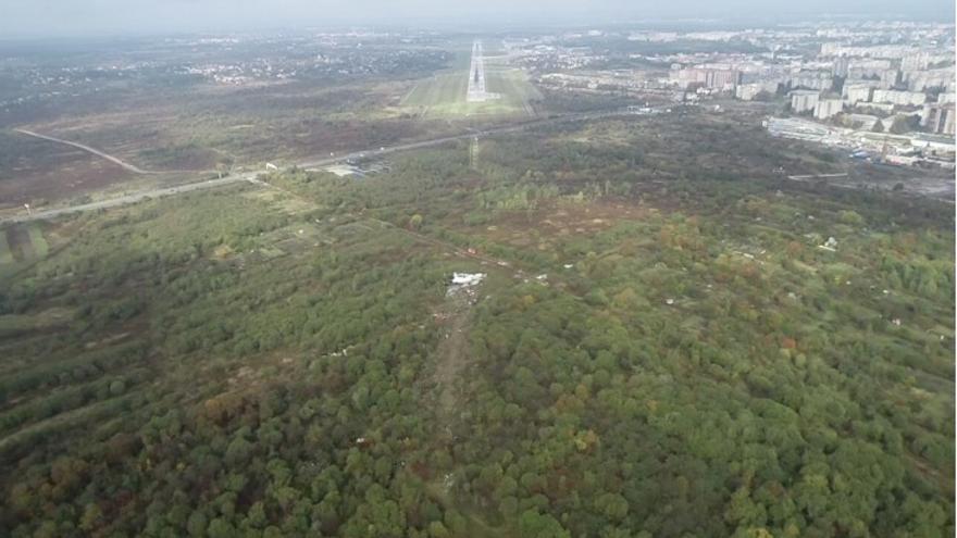 El avión se estrelló a escasos metros de una de las cabeceras de la pista de Lviv