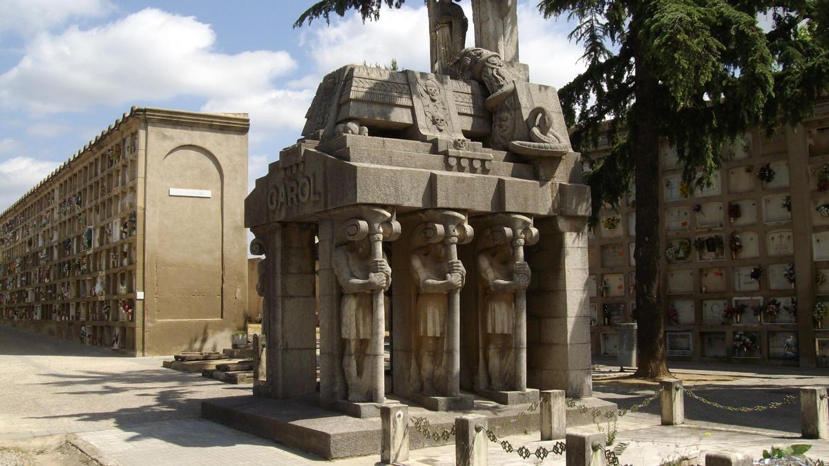El Mausoleo Joan Carol Prat en el Cementiri de Sant Nicolau de Sabadell.