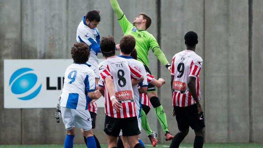 El portero del Lugones Pablo Herrero despeja un balón.