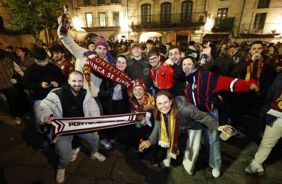 Un grupo de seguidores del Pontevedra C.F. | Gustavo Santos