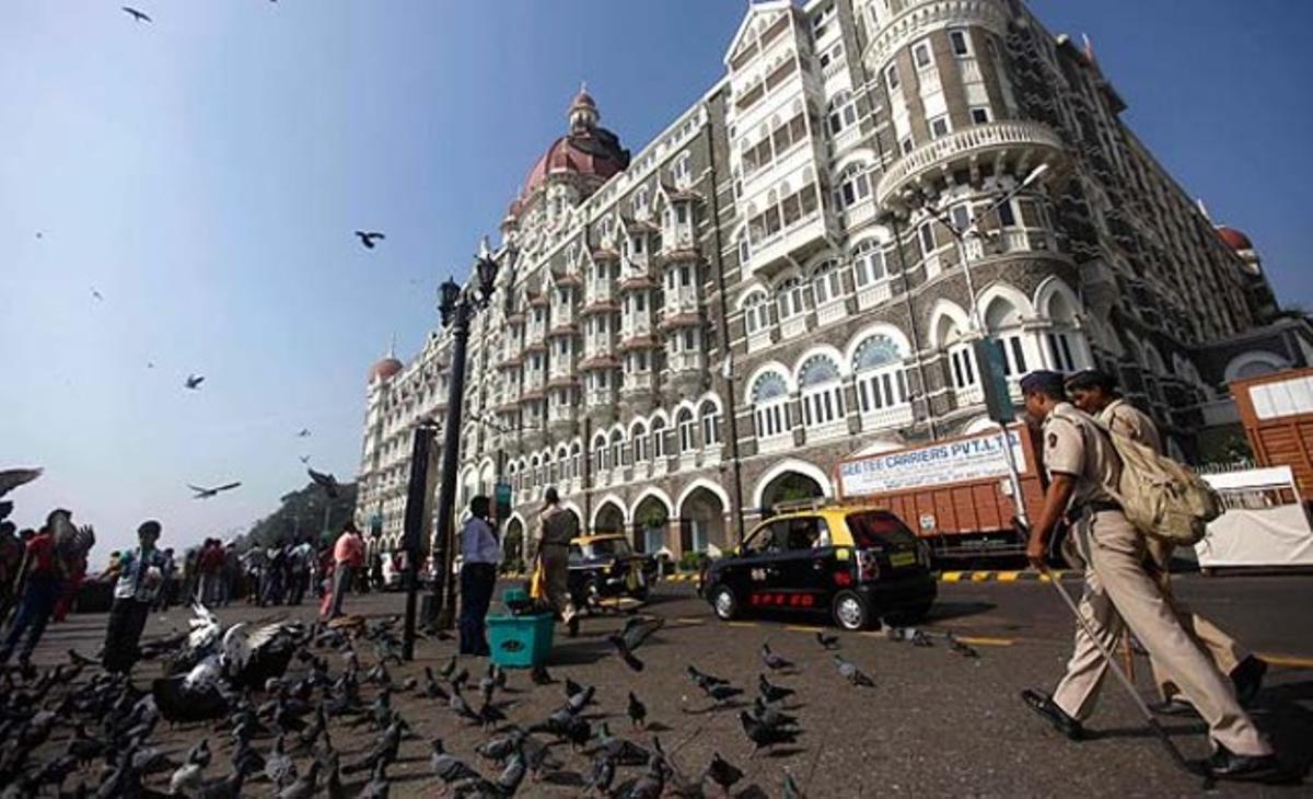 Policies indis patrullen davant de l’hotel Taj Mahal a Mumbai (Índia), un emblemàtic edifici que el 2008 va patir un atac terrorista. El president dels EUA, Barack Obama, s’allotjarà a l’hotel demà.