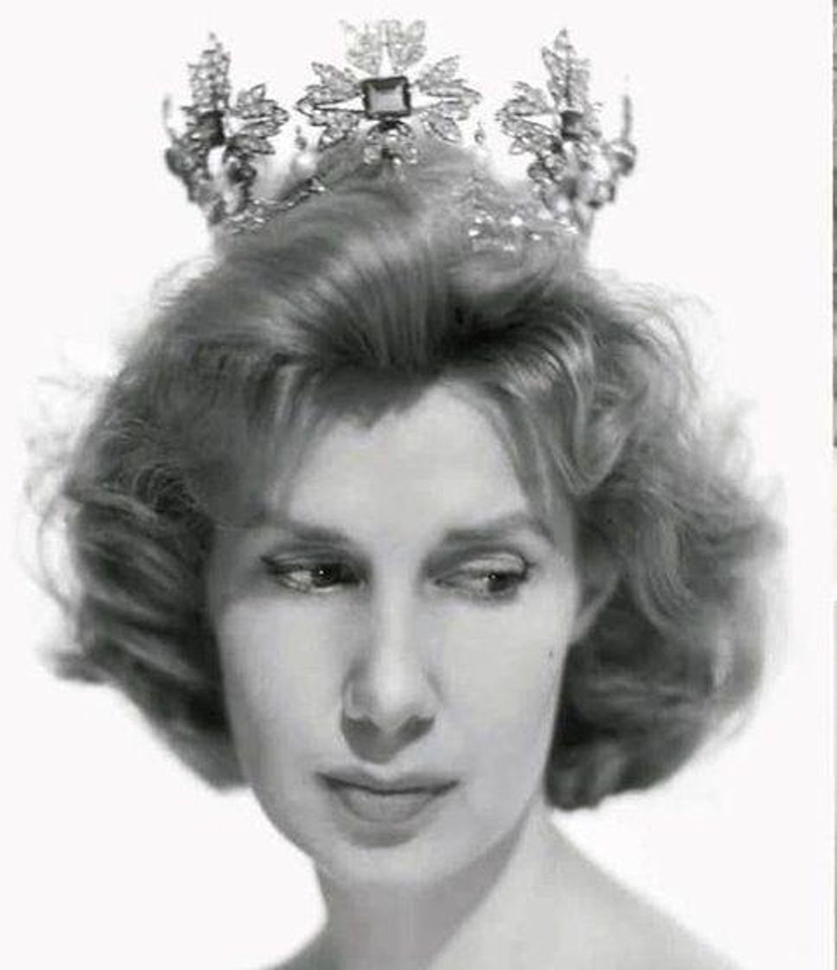 La duquesa de Alba con la corona ducal, en 1960.
