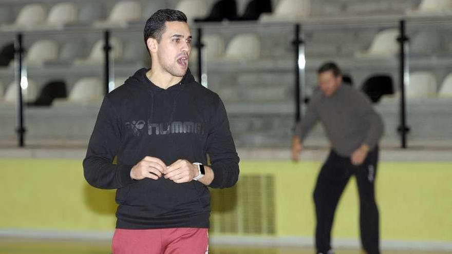 Pablo Cacheda durante el entrenamiento del Lalinense celebrado ayer. // Bernabé/Javier Lalín