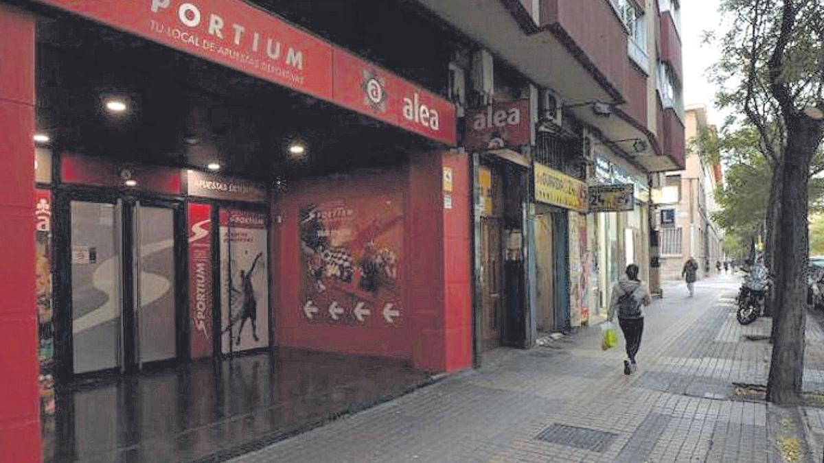 Fachada de un local de apuestas en la capital aragonesa.