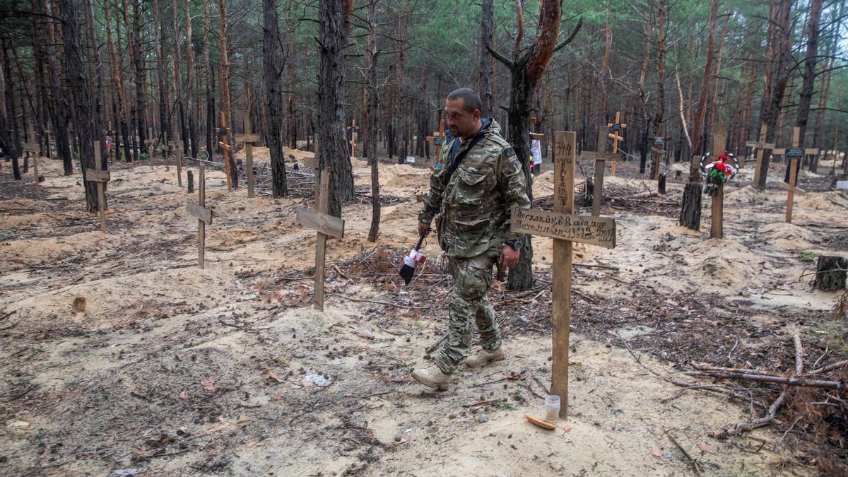 La fosa común con 440 cadáveres de Izium, en Ucrania