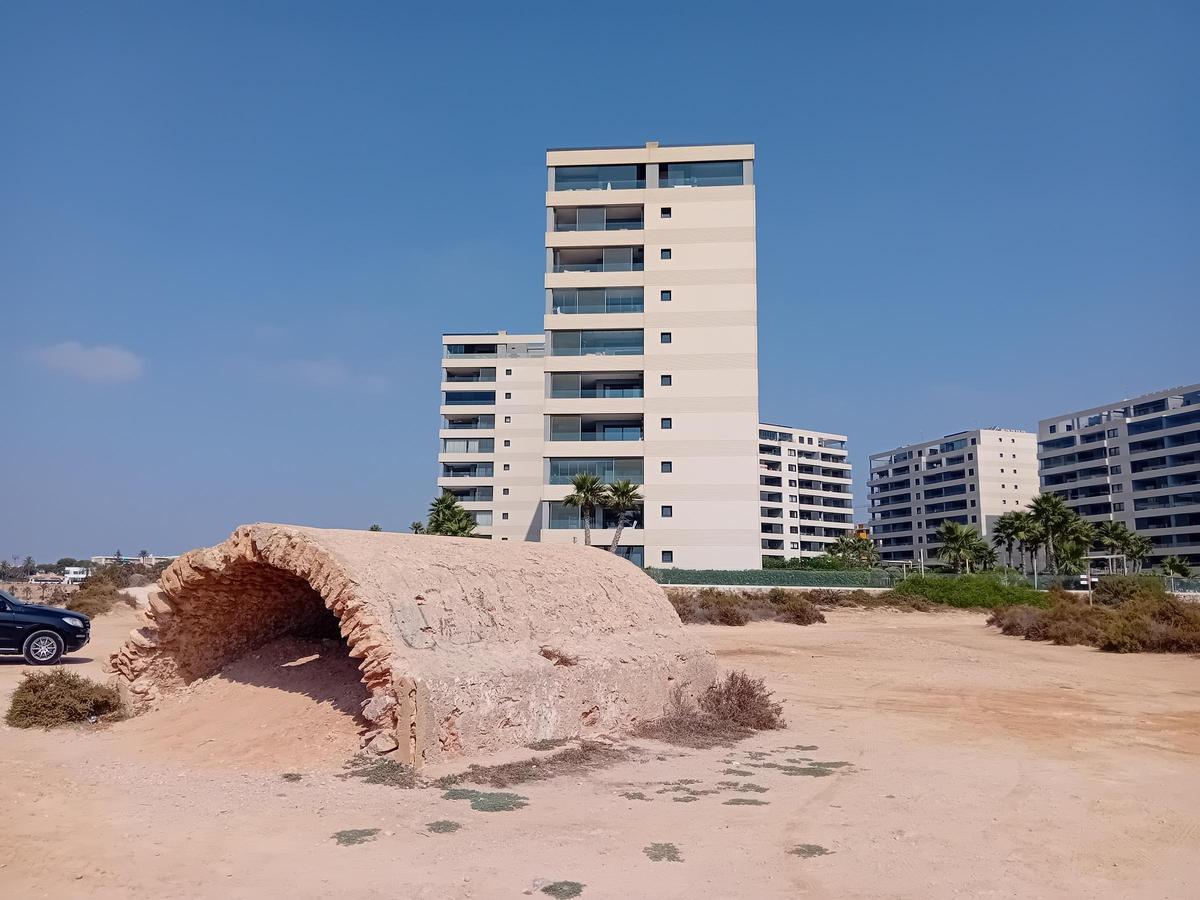 Así están los restos del cuartel de carabineros del siglo XIX y el refugio antiaéreo de la Guerra Civil en Punta Prima