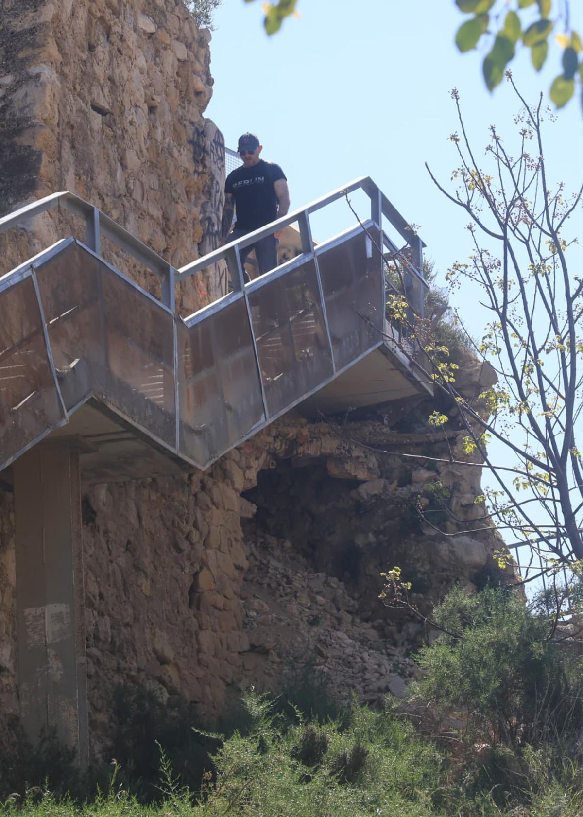 Foso bajo las escaleras de acceso al castillo de Santa Bárbara.