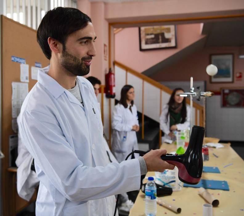 Los alumnos dedican el día a experimentar con la ciencia en gallego y poner en práctica experimentos con elementos que todos tenían en casa como un secador de pelo, huevos y palillos de madera.