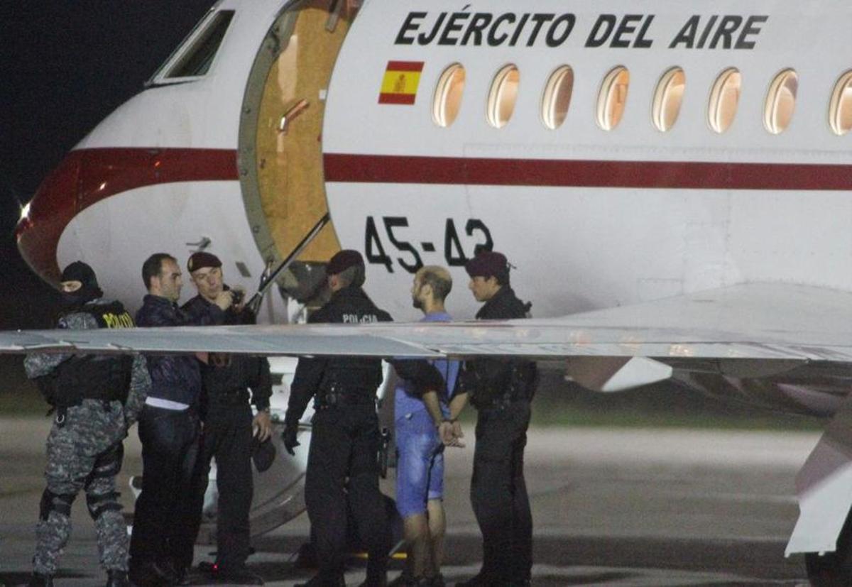 Momento de la entrega de Sergio Morate a las autoridades españolas.