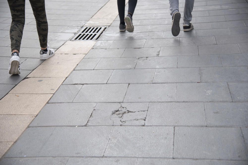 600 rajoles trencades al passeig de Pere III de Manresa.