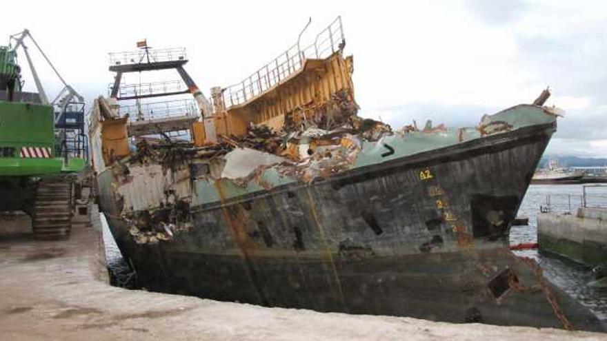 Trabajos de desguace de un barco gallego expulsado del caladero africano de Mauritania en el verano de 2012. / santos álvarez