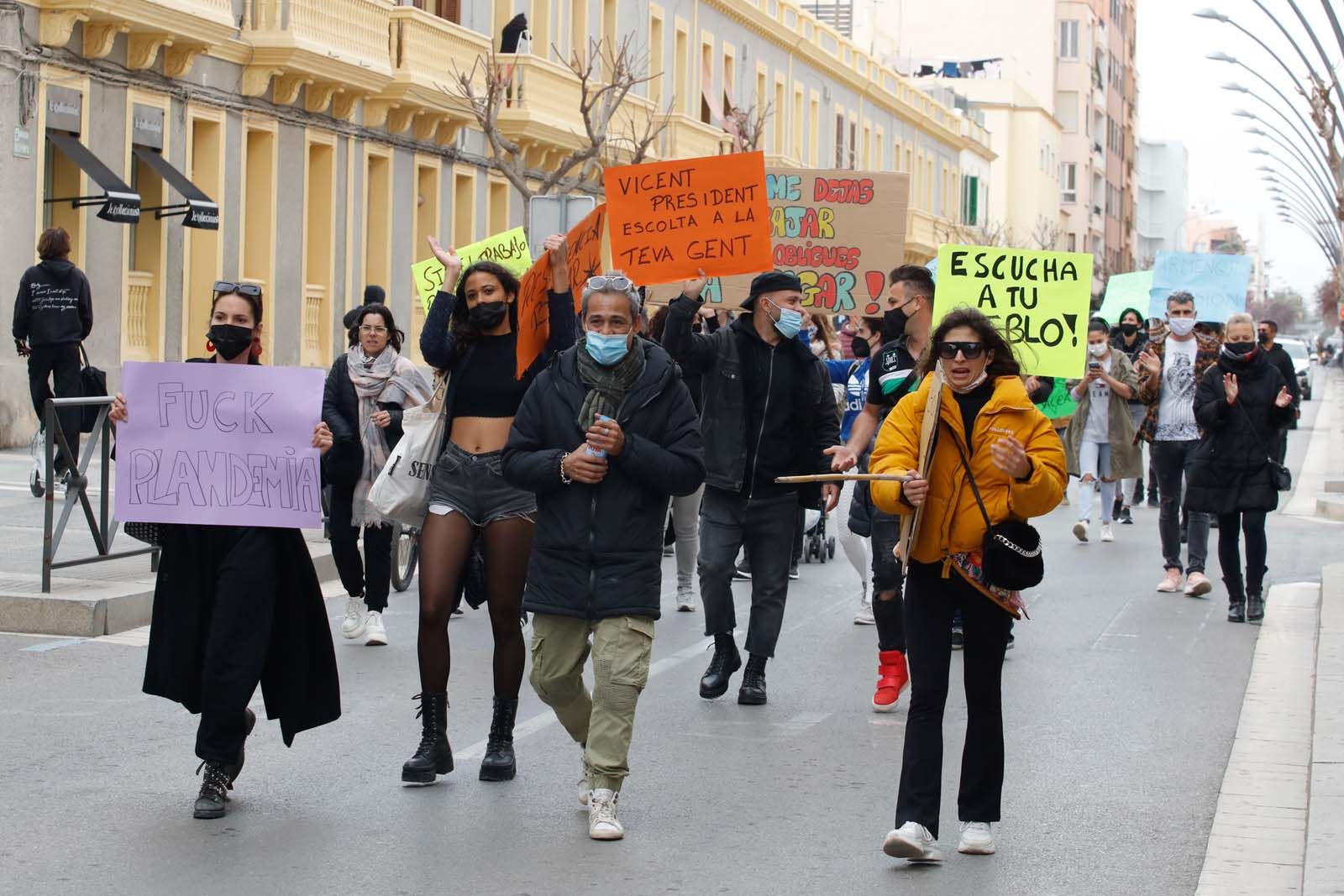 Protesta en Ibiza: "No me podéis cerrar el local y cobrarme el cien por cien de los impuestos"